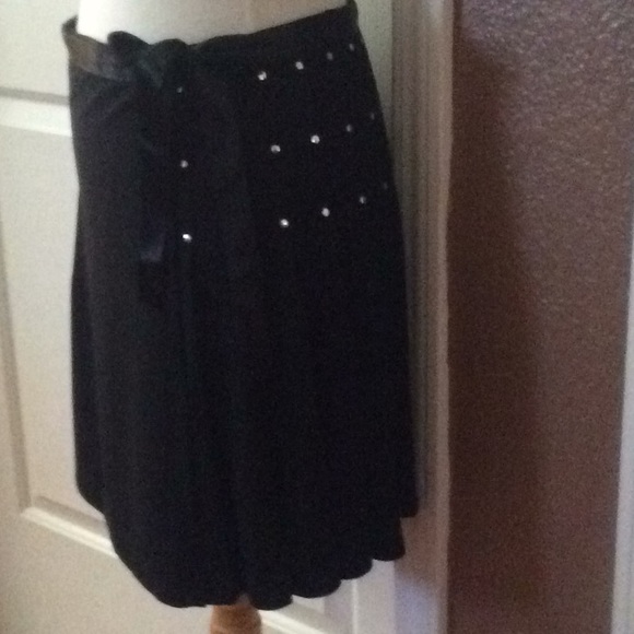 Q,U,E Black Pleated Wrap Skirt - Picture 2 of 6